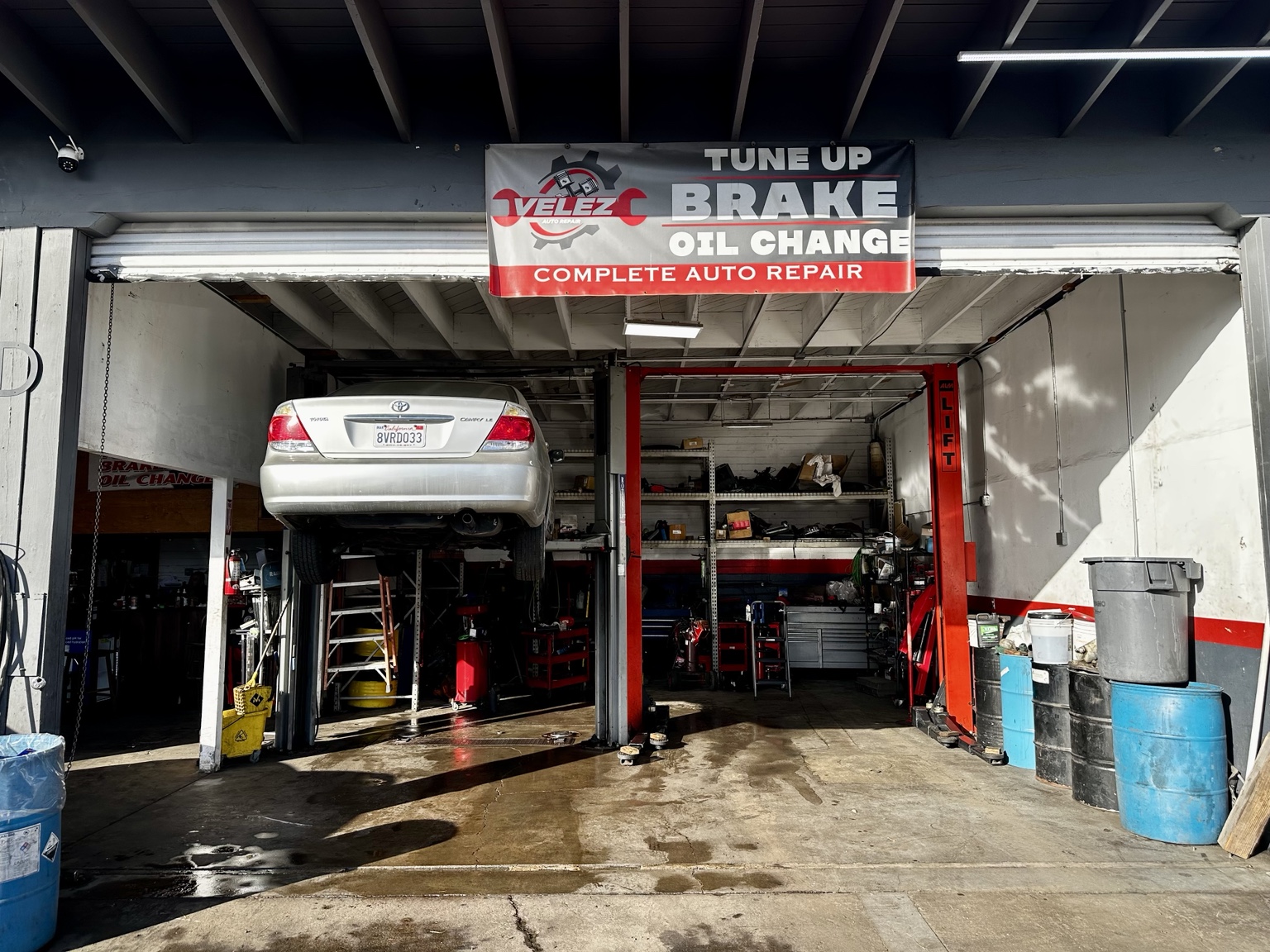 Vélez Auto Repair service bays